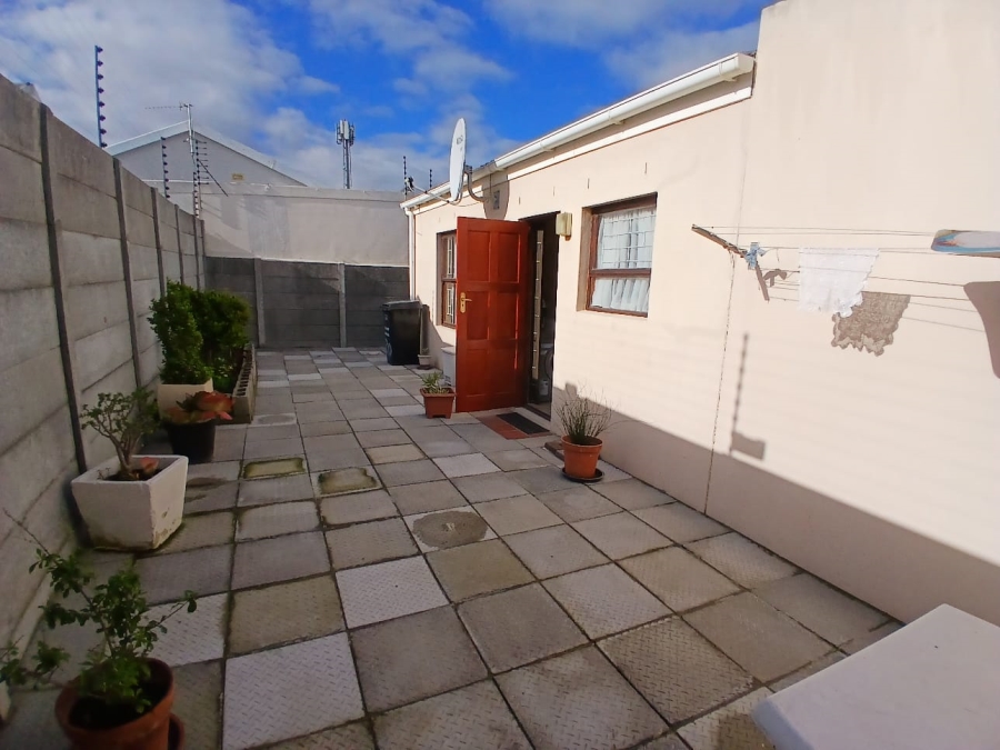 To Let 2 Bedroom Property for Rent in Guldenland Western Cape